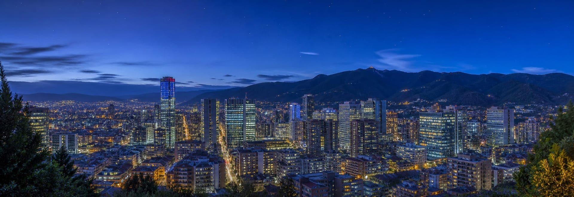 Panorámica nocturna de la ciudad